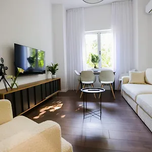 middlenest-central-apartment.hotels-in-tirana.com/
